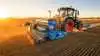 Lemken Saphir XMR afløser Saphir 10 og er udviklet til præcis udsåning under tidspres. Den mekaniske såmaskine får ny dosering, Isobus-betjening og halvsideafbrydelse som standard, mens tanken kan rumme op til 1.500 liter afhængigt af udstyr. Pressefotos