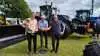 På Hjørring Dyrskue fik Lasse (tv.) og Steffen Schultz Andersen nøglerne af Børge Haugaard, Farmas, til deres nye New Holland-traktor. Foto: Tenna Bang