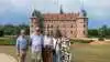 Museumsdirektør Kasper Steenfeldt Tipsmark fra Gammel Estrup med greve Michael Ahlefeldt-Laurvig-Bille og prinsesse Alexandra af Sayn-Wittgenstein-Berleburg fra Egeskov samt museumsinspektører Marie Aaberg Andersen og Marie Kirstine Elkjær fra Gammel Estrup ved et besøg på Egeskov i forbindelse med det nye formidlingssamarbejde mellem de to attraktioner. Foto: Gammel Estrup Danmarks Herregårdsmuseum