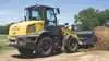 New Holland udvider D-serien med de kompakte hjullæssere W70D, W80D og W80D Long Reach. Maskinerne er relevante til landbrugsopgaver som foderhåndtering, staldarbejde, pallegods og materialeflytning på gårdspladsen. Her ses W80D med skovl i arbejde. Pressefoto
