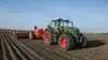 Fendt 832 Vario under såarbejde. Den 343 hk stærke traktor brugte i DLG PowerMix-testens marktest i gennemsnit 235 gram diesel pr. kWh plus 29 gram AdBlue. Pressefoto