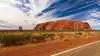 Ayers Rock er på alle tider af de lyse timer et imponerende syn og tilmed af stor betydning for den oprindelige befolkning i Australien. Fotos: Niels Damsgaard Hansen
