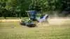 Fliegl Cutaro 1050 løser grundlæggende den samme opgave som et stort butterflysæt, men de tre slåenheder er samlet foran en selvkørende maskine med egen motor og drivlinje. En forserie skal levere praktiske erfaringer i 2026 før den planlagte officielle præsentation i 2027. Pressefoto