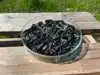 Biokul fremstilles ved at opvarme biomasse under iltfrie forhold (pyrolyse), hvilket binder og lagrer CO2 stabilt i materialet i stedet for, at det frigives til atmosfæren.