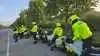 De syv ledsagende motorcykelbetjente er klar til start.