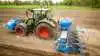 Fendt Vario i såarbejde med en Lemken Azurit-såmaskine. En del af Fendts nye softwarefunktioner handler netop om præcision i marken, blandt andet bedre styring af foragerlinjer og Tramline Control til planlægning af plejespor. Pressefotos