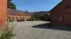 Når septembers himmel af og til bliver mere grå end blå, kan gårdspladsen hurtigt bevæge sig mod nuancer af grøn. Derfor er det ifølge Ecostyle oplagt at ukrudtsbekæmpe i gårdspladsen netop nu. Arkivfoto: Kasper Stougård 