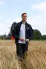 Jacob Fink er opvokset på familiegården, uddannet landmand og har bevaret en stærk tilknytning til landbruget.