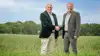 Steen Bitsch, adm. direktør i Vestjyllands Andel, og Henrik Hedegaard, adm. direktør i Hornsyld Købmandsgaard, giver håndslag på, at førstnævntes køb af sidstnævnte er godkendt. Fotos: Vestjyllands Andel