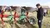 Produktchef Jesper Svendsen fra Kverneland DK viser nogle af de kundeefterspurgte egenskaber fra I-Plough’en, som er blevet overført til S-serie-ploven, der afløser EG-serien. Det gælder blandt andet det større landhjul, som roterer ved vendingerne. Fotos: Erik Hansen