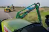 To CLAAS-traktorer med Spearhead-armklippere arbejder sammen om effektiv pleje af vejkanter. Kombinationen gør det muligt at klippe den fulde bredde på op til 4 meter.