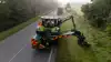 To CLAAS-traktorer med Spearhead-armklippere arbejder sammen om effektiv pleje af vejkanter. Kombinationen gør det muligt at klippe den fulde bredde på op til 4 meter.