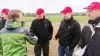 Maskinkonsulenterne Christian Rabølle og Søren Geert Jørgensen (nr. tre og fire fra venstre) fra VKST tog imod de mange nysgerrige planteavlere, der kom forbi for at høre nærmere om såudstyr. Fotos: Alexander Dornwirth.