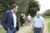 Palle Høj, direktør i Sagro og landmand Ejvind Christiansen snakker om skattesagen, som Ejvind og Johanne Christiansen vandt med stor hjælp fra Sagro. I baggrund ses Johanne Christiansen og revisor Kirsten Kjeldal og revisor Lilly Okkerstrøm.
