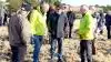 Planteavlskonsulenterne Lars Skovgaard Jensen og Lars Aage Klausen, begge i grønt, i samtale med nogle af de fremmødte planteavlere. Fotos: Henrik Sieben
