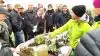 Økologikonsulent Susanne Kromann Helle viser forskellige jordbundstyper, og hvordan man kan se forskellen på, hvordan de udvaskes i vandbeholdere. Den stand gav anledning til diskussion. Foto: Majbritt Christensen