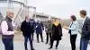 Carl Boisen Thøgersen (tv.), godsejer på Adamshøj, og Kirsten Lund Jensen, Landbrug & Fødevarer, i blå jakke, forklarede politikerne om den økologiske ægproduktion.