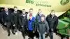 Medarbejdere fra Helgenæs Maskinstation på Agritechnica: Fra venstre maskinstationsejer Ole Jensen, jordbrugsmaskinførerelever Oliver Kristensen, Kristian Jørgensen, Anton Dam, Magnus Melgaard og Brian Nørregaard Jørgensen, forrest skoleelev Mads Høgh Stadager og arbejdsleder Steen Jensen. Foto: Bøje Østerlund