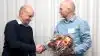 Torup Bakkegård & Orelund var repræsenteret ved Martin Johansen, t.v., som står for den daglige pasning af løgene i marken. Henrik Jørgensen, SeedCom i Vissenbjerg, lykønskede med blomster. Foto: Stig F. Nielsen