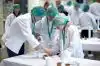 6. klasseelever får nu mulighed for at udvikle deres helt egen Arla-yoghurt fra bunden. Hér er det elever fra Skæring Skole ved Aarhus, der er i aktion i laboratoriet. Foto: Arla