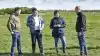 De to lokale folketingsmedlemmer, Anders Kronborg (A) og Anni Matthiesen (V) på besøg, (i midten af fotoet) , besøgte forleden Christian Østergaard Nielsen og hans far for at høre om studeproduktionen, der er truet. Niels Laursen og Anders Harck, der er henholdsvis formand og næstformand i Sydvestjysk Landboforening var med. Foto: Sagro - Torben Worsøe

