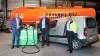I første omgang skal en bil og en gummiged på Lindø-havnen køre på biodiesel fra Emmelev A/S, men havnedirektør Carsten Aa (th) ser langt større perspektiver for en grøn omstilling for landets arealmæssigt største havn. Til venstre tidligere klimaminister Lars Chr. Lilleholt, og i midten Morten Simonsen, Emmelev A/S. Foto: Karsten Himmelstrup