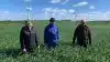 Rugsorten KWS Vinetto gør det godt hos Niels Henrik Dalsgaard Andersen (t.h) i Himmerland. Han ses her sammen med Vibeke Fabricius, Nordic Seed, og Arne Skibsted Kristensen, Danish Agro. I baggrunden vindmølleparken bestående af 12 møller, hvoraf han ejer én. Foto: Nordic Seed.
