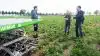Farmdroid-robotten har været på overarbejde i år. Det er Darran Thomsen fra Økologisk VKST, der viser frem.