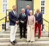 På trappen til hovedbygningen hos Stiftelsen Hofmansgave ses i midten dagens to jubilarer, Hanne Lauesen og Finn Hansen. Til venstre Frederik Lüttichau, repræsentant fra Det Kgl. danske Landhusholdningsselskab, bagest inspektør på Hofmansgave, Dennis Stentebjerg Hansen, og til højre stiftelsens formand, Klavs von Lowzow. Privatfoto 