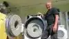 På den nye melfabrik fra Gl. Buurholt formaler Visti Møller kornet i en rigtig stenkværn. Pressefoto