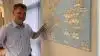 Lars Berthelsen, indehaver af Idestrup El, viser på et danmarkskort, hvor firmaet har opgaver inden for landbruget. Det er blandt andet i Sønderjylland, på Fyn, Samsø og Bornholm – og således langt fra den faste base på Falster.