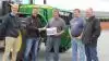Brødrene fra Kjærgaard I/S fik overrakt 46.891 kroner fra John Deere brændstofgaranti. Fra venstre: Produktspecialist Søren Thomasen, salgskonsulent Casper Norlyk, Knud Erik Kjærgaard, Hans Kristian Kjærgaard, Niels Jørgen Kjærgaard. Foto: Christian Carus