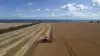 I indeværende uge er vinterbyghøsten overstået hos Vestjyllands Andel, som nu dækker fra Sydjylland til Mors, hvorfra dette dronefoto stammer. Her høstes et af virksomhedens sortsførsøg i storskala ud til Limfjorden med et udbytte helt oppe på 9,5-10 tons pr. hektar. Foto: Vestjyllands Andel 