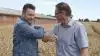Den socialdemokratiske fødevareordfører Anders Kronborg (tv.) og hans pendant i Venstre, Erling Bonnesen, hilser på hinanden i kornmarken hos formanden for Centrovice, Torben Povlsen, Frørup. Om det så også betyder brede forlig hen over midten i dansk politik i det nye folketingsår, melder historien ikke noget om. Foto: Erik Hansen