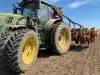 John Deere-traktoren med de så-venlige Alliance-dæk, der både foran og bagved blot er 380 millimeter brede. Foto: Jesper Hallgren