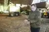 Anders Simonsen fra Brøns Group viser de færdige 16 mm-halmpiller fra Krone Premos 5000 pillepresseren i baggrunden.