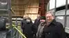 Asger Christensen (V) var mandag i Vestjylland for at høre om ulveproblemer. Bag ham er det fra højre Jens R. Nielsen, Fællesorganisationen for Får, Søren Christensen, formand for landboforeningen vestjysk, Jørgen Toft fra Lystbækgaard og Kristian Gade, formand for Holstebro-Struer Landboforening. (Foto: Erik Poulsen)