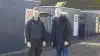 Hans Larsen (th) er salgskonsulent ved Danbox og fortæller, at der bliver afsendt en pavillon hver uge fra fabrikken i Langå. Tre af dem står ved svineproducent Thomas Ballegaard, Jelling.
