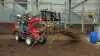 Så er der pil på vej til girafferne. Weidemann 1160 eHoftrac’en har blandt andet en klo, der er modificeret til at slæbe pil ind til de langhalsede dyr.
