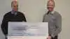 Asmildkloster Landbrugsskole, med Lars Møgelbjerg Andersen i spidsen fik overrakt donationen af Lars Kristensen, som er formand for Landboforeningen Limfjord.