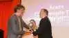 Vinderne af CSR People Prize findes til Cabis årskonference den 24. marts. Her ses overrækkelsen af prisen til BB Fiberbeton i 2019.| Foto: Cabi