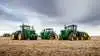 De opdaterede John Deere traktorer i 9R-serien kommer med en række nye features til modelåret 2021. Traktorserien er blevet stærkere og mere intelligent, blandt andet bedre mulighed for opkobling og en række automatiske funktioner, som kommer traktorførere og driftsledere til gode.