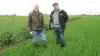 - Der er sket en markant udvikling med seksradet vinterbyg over de senere år, og KWS Meridian er en sort, der leverer store, flotte kerner, siger agronom Jens Lund (tv), der her ses sammen med Johan Finnemann Schultz i en meget ensartet vinterbygmark.