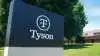 - Tyson Foods startede som en lille familie fjerkrævirksomhed for mere end 85 år siden, og i dag er vi en anerkendt leder inden for protein, sagde John R. Tyson, chef for bæredygtighed og medlem af Tyson Family.