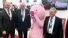 EU-landbrugskommissær Phil Hogan her i midten deltog i åbningen af SIAL China 2018 i Shanghai og besøgte også den danske stand. Det er chefkonsulent i L&F, Jens Ring, til venstre og L&F-direktør for Handel, Marked & Ernæring, Jan Laustsen, til højre. I alt syv danske virksomheder deltager på messen. Foto: L&F