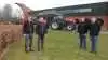 Så er den aftale på plads. Aarestrup Traktor og Maskiner ApS er nu McCormick-forhandler i Himmerland. Fra venstre er det maskinhandler Jakob Helms og McCormick produktspecialist Jakob Kloster Jensen fra McCormick importøren Helms TMT-Centret A/S. I billedets højre side ses fra venstre Daniel Nørhave og Per Christensen, indehavere af Aarestrup Traktor og Maskiner. Pressefoto 