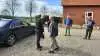 Formand for Landbrugsrådgivning Syd og Sønderjysk Familielandbrug, Antoni Stenger, tog corona-sikkert imod minister for fødevarer, landbrug og fiskeri, Rasmus Prehn, (S), ved gårsdagens besøg i Vejen. I baggrunden til højre besøgsvært, Henrik Bertelsen, formand for Familielandbruget Sydvest, (th), og ved siden af ham formand for Familielandbruget LRS-Vejle, Sven-Aage Steenholdt. Foto: John Ankersen