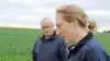 Ove Eriksen glæder sig over, at han ved etablering af et minivådområde på sin landbrugsjord, kan bidrage til en reduceret kvælstofudvaskning. Her ses han sammen med oplandskonsulent Birthe Thordal Christensen fra Velas, der fortalte, de mange fremmødte ved åbent minivådområde-arrangementet i sidste uge, om krav og muligheder.