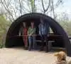 Nationalpark Kongernes Nordsjælland, Halsnæs Kommune og Naturstyrelsen står bag det nye bæverskjul, som her indvies af repræsentanter fra de tre parter. Fra venstre: Jens Bjerregaard Christensen, Naturstyrelsen, Anja Rosengren, Halsnæs Kommune, og Carl Bruun, Nationalpark Kongernes Nordsjælland. Foto: Nationalpark Kongernes Nordsjælland 