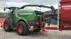 Tjele Gods har netop investeret i en Fendt Katana-finsnitter, der er udstyret med Siwi Combi-Hitch. Via Combi-Hitchen trækker Fendt-finsnitteren selv en stor frakørselsvogn igennem marken og sætter den fyldte vogn af på forageren for at tilkoble en ny tom frakørselsvogn hurtigt og nemt.
